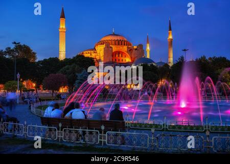 Stadt Istanbul in der Türkei bei Nacht genießen die Menschen den Blick auf die Hagia Sophia (Ayasofya) und den Brunnen im Sultanahmet Park Stockfoto
