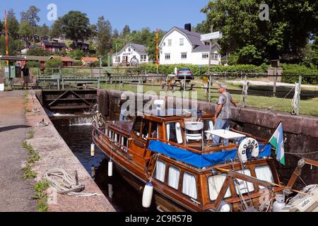 Haverud, Schweden - 24. Juni 2020: Im Kanal von Dalsland an der Schleusenaera in Haverud wird die Sperre fortgesetzt. Stockfoto