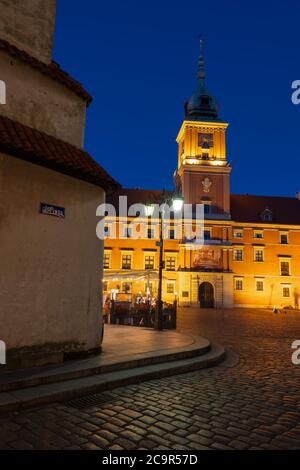 Königliches Schloss beleuchtet bei Nacht in Warschau, Polen, Wahrzeichen der Stadt. Stockfoto