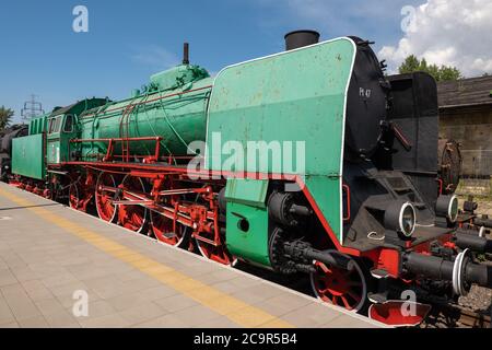 Express-Dampflokomotive Pt47-104 von 1949 mit Höchstgeschwindigkeit 110 km/h im Bahnhof Museum (Stacja Muzeum) in Warschau, Polen Stockfoto