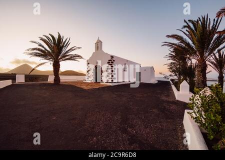 Juli 29, 2020. Juli 29, 2020. Lanzarote, Spanien. Die alte Kirche bei Sonnenuntergang in La Vegueta Stockfoto