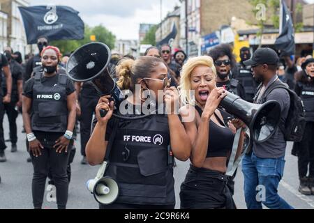 Imarn Ayton führt eine Armee von Demonstranten an, um an der Feier des Afrikanischen Emancipation Day auf dem Windrush Square in Brixton teilzunehmen. Da Straßen vorübergehend gesperrt wurden, hat ein Teil der 'Lockdown Brixton'. Stockfoto