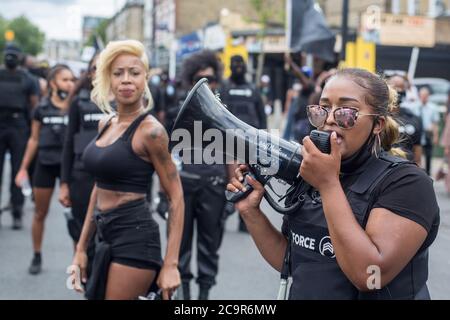 Imarn Ayton führt eine Armee von Demonstranten an, um an der Feier des Afrikanischen Emancipation Day auf dem Windrush Square in Brixton teilzunehmen. Da Straßen vorübergehend gesperrt wurden, hat ein Teil der 'Lockdown Brixton'. Stockfoto