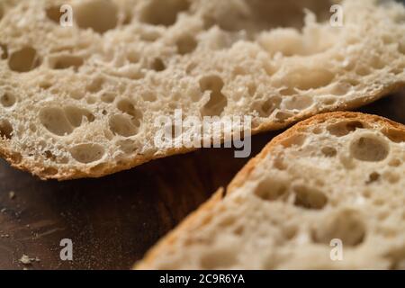 Ciabatta Brot in zwei Hälften geschnitten für Sandwich auf Olivenbrett Stockfoto