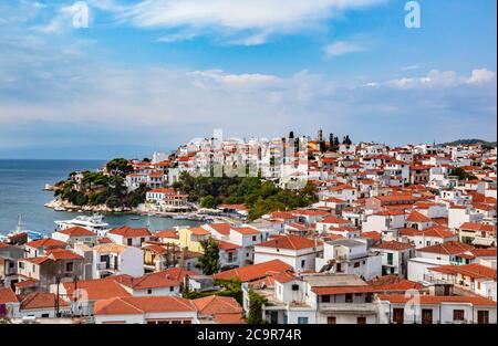 Blick auf die typischen weißen Häuser der Stadt Skiathos auf der Insel Skiathos Stockfoto