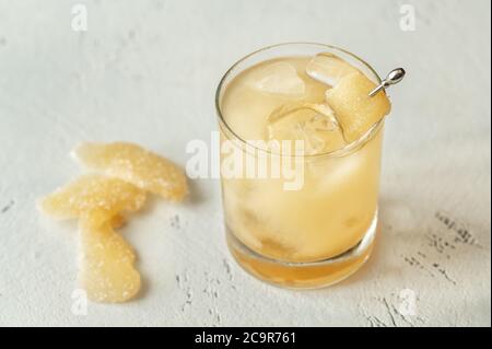 Glas Penicillin Cocktail auf weißem Hintergrund Stockfoto