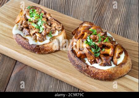 Sandwiches mit Käse und gebratenen Pfifferlingen Stockfoto