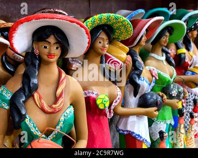 Tonpuppen. Frauen von Tonpuppen. Stockfoto