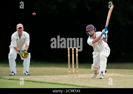 Marnhull CC 2nd XI gegen Puddletown CC 2nd XI Marnhull, Dorset, England. Marnhull Batsman in Aktion. Obligatorische Gutschrift: Nick Walker/Sport Picture Li Stockfoto