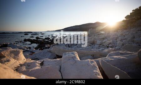 Marmorblöcken im Meer auf Aliki, Insel Thassos, Griechenland Stockfoto