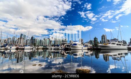 Yachten geparkt im Hafen in Vancouver mit der Stadt Im Hintergrund Stockfoto