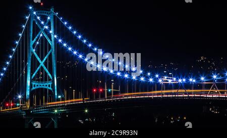 Lions Gate Bridge Eingang in Vancouver BC Kanada in der Nacht Stockfoto