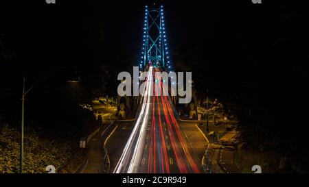 Lions Gate Bridge Eingang in Vancouver BC Kanada in der Nacht Stockfoto