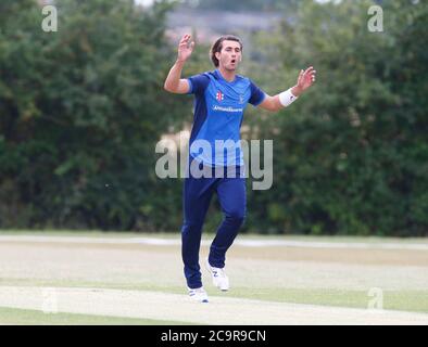 BILLERICAY, Großbritannien, AUGUST 01: Jack Plom von Sheffield CC während Shepherd Neame Essex Cricket League Gooch Division zwischen Billericay CC und Stockfoto