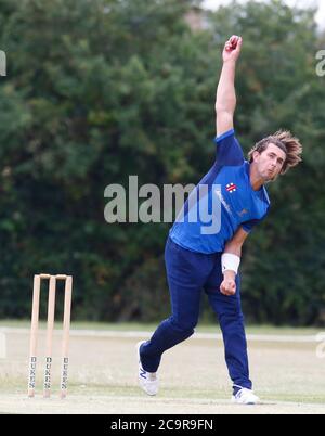 BILLERICAY, Großbritannien, AUGUST 01: Jack Plom von Sheffield CC während Shepherd Neame Essex Cricket League Gooch Division zwischen Billericay CC und Stockfoto