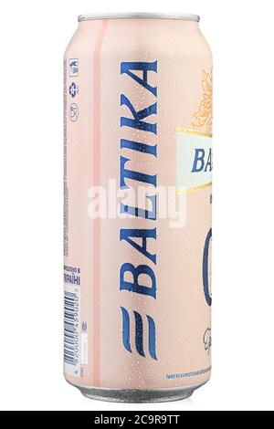Ukraine, Kiew - Juni 22. 2020: Aluminium Dose Bier Baltika, alkoholfrei 0 mit Grapefruit-Geschmack auf weißem Hintergrund. Wassertropfen. Datei enthält cli Stockfoto