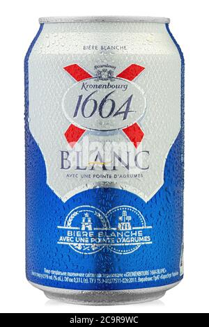 Ukraine, Kiew - Juni 22. 2020: Aluminium-Dose Bier Kronenbourg 1664 Blanc auf weißem Hintergrund. Wassertropfen. Datei enthält Beschneidungspfad. Stockfoto