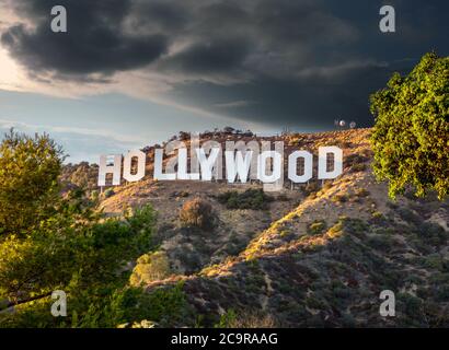 HOLLYWOOD CALIFORNIA - FEBRUAR 24: Das weltberühmte Wahrzeichen Hollywood Sign am 24. Februar 2020 in Los Angeles, Kalifornien. Stockfoto