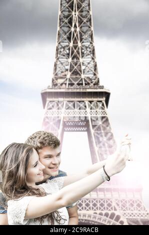 Junge Liebhaber machen ein Selfie in Paris Stockfoto