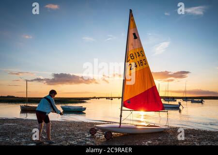 Nach einem abendlichen Segeltörn ein Beiboot abholen. Stockfoto