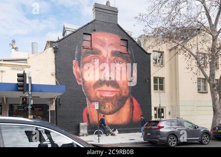 Surry Hills, Sydney, Juli 2020: Ein dreistöckiges Wandgemälde der australischen AFL-Legende wurde in Surry Hills von Apparition Media gemalt. Stockfoto