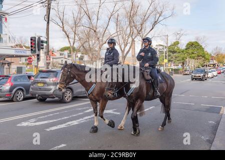 Berittene Frauen der New South Wales Police reiten ihre Pferde entlang der Crown Street in den Surry Hills in Sydney, Australien Stockfoto