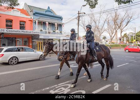 Die Frauen der New South Wales Police von The Mounted Unit reiten auf ihren Pferden entlang der Crown Street in den Surry Hills in Sydney, Australien Stockfoto