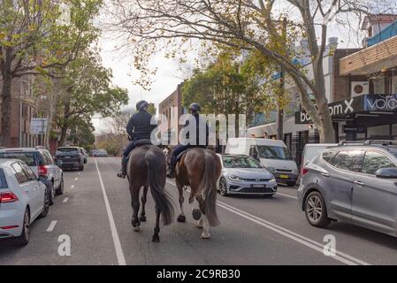 Berittene Frauen der New South Wales Police reiten ihre Pferde entlang der Crown Street in den Surry Hills in Sydney, Australien Stockfoto