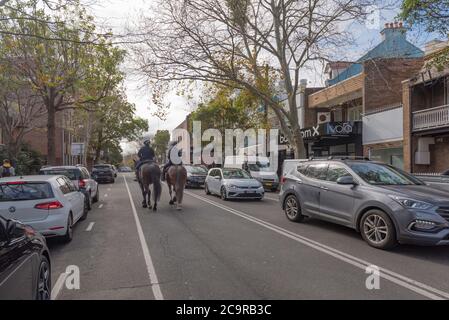 Die Frauen der New South Wales Police von The Mounted Unit reiten auf ihren Pferden entlang der Crown Street in den Surry Hills in Sydney, Australien Stockfoto