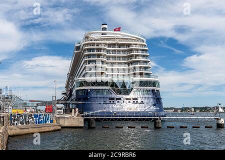 Das erste Kreuzfahrtschiff des Jahres, die Mein Schiff 1, ist am Ostseekai ohne Passagiere in Kiel eingetroffen. You will be provided Stockfoto