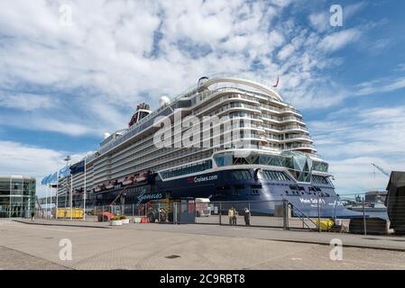 Das erste Kreuzfahrtschiff des Jahres, die Mein Schiff 1, ist am Ostseekai ohne Passagiere in Kiel eingetroffen. You will be provided Stockfoto