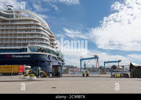 Das erste Kreuzfahrtschiff des Jahres, die Mein Schiff 1, ist am Ostseekai ohne Passagiere in Kiel eingetroffen. You will be provided Stockfoto