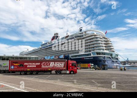 Das erste Kreuzfahrtschiff des Jahres, die Mein Schiff 1, ist am Ostseekai ohne Passagiere in Kiel eingetroffen. You will be provided Stockfoto