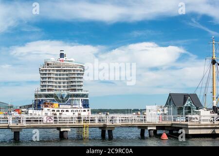 Das erste Kreuzfahrtschiff des Jahres, die Mein Schiff 1, ist am Ostseekai ohne Passagiere in Kiel eingetroffen. You will be provided Stockfoto