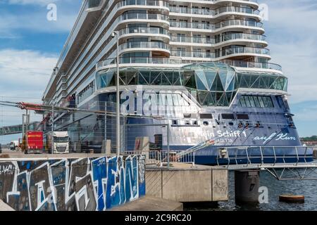 Das erste Kreuzfahrtschiff des Jahres, die Mein Schiff 1, ist am Ostseekai ohne Passagiere in Kiel eingetroffen. You will be provided Stockfoto