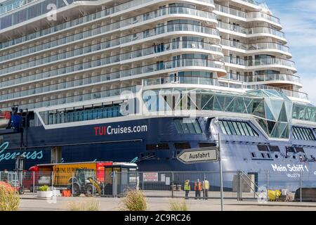 Das erste Kreuzfahrtschiff des Jahres, die Mein Schiff 1, ist am Ostseekai ohne Passagiere in Kiel eingetroffen. You will be provided Stockfoto