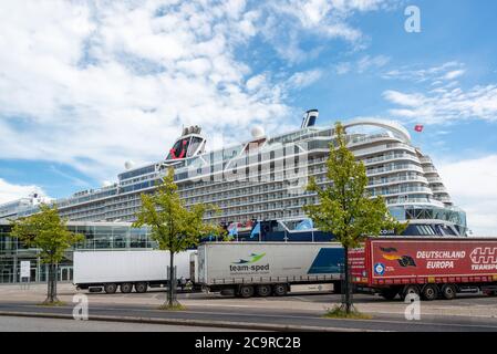 Das erste Kreuzfahrtschiff des Jahres, die Mein Schiff 1, ist am Ostseekai ohne Passagiere in Kiel eingetroffen. You will be provided Stockfoto