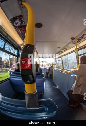 London, Vereinigtes Königreich - 17. März 2007: Extrem breites (Fischauge) Foto, öffentlicher Nahverkehr Bus, mit verschwommenen Fahrgästen pendeln an sonnigen Tag, Fokus auf Stockfoto