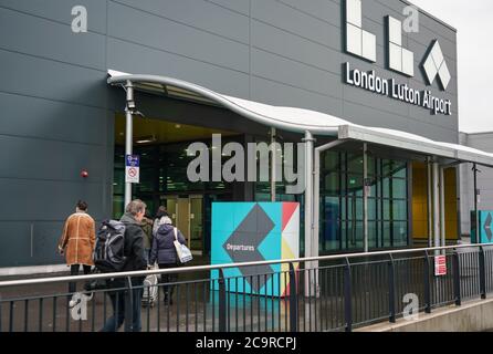 London, Großbritannien - 05. Februar 2019: Passagiere betreten die Abflughalle des Flughafens Luton an bewölktem Tag. LTN ist der 5. Verkehrsreichste in Großbritannien. Stockfoto