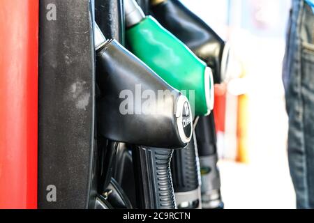 Kraftstoffpistolen an der Tankstelle, Fokus auf Diesel One. Stockfoto