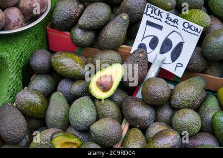 Avocados auf dem Lebensmittelmarkt in Lewisham, London Stockfoto