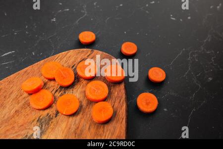 Karotte in kleine Kreise auf Holzbrett geschnitten. Stockfoto