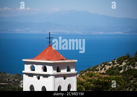 Griechisch spezifisch - Alte Kirche auf Thassos Insel, die blaue Ägäis im Hintergrund. Stockfoto