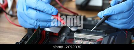 Person in blauen Schutzhandschuhen Stockfoto