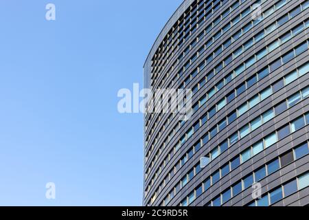 VALENCIA, SPANIEN - 15. JULI 2020: Modernes Geschäftsgebäude, Wolkenkratzer am blauen Himmel. Konzept der Finanzen, Wirtschaft, Zukunft, Geschäft Stockfoto
