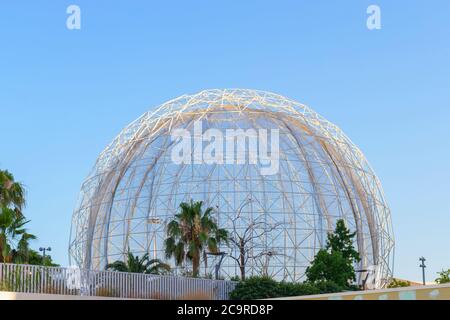VALENCIA, SPANIEN - 15. JULI 2020: Großer kugelförmiger Stadtvogelkäfig in Valencia, Spanien für exotische Vögel Stockfoto
