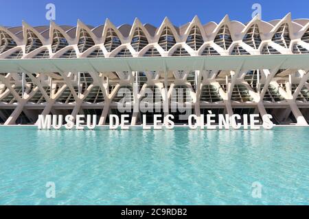 VALENCIA, SPANIEN - 15. JULI 2020: Wissenschaftsmuseum in Valencia im architektonischen Komplex der Stadt der Künste und Wissenschaften, Spanien Stockfoto