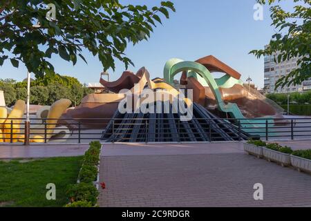 VALENCIA, SPANIEN - 15. JULI 2020: Leiter des Gulliver-Spielplatzes in Turias Gärten, Valencia, Spanien. Park mit riesiger Gulliver Skulptur Stockfoto