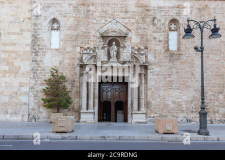 Dekorierter Eingang zu einer gotischen Kirche mit Statue und Säulen in Valencia Stockfoto