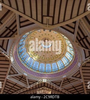 VALENCIA, SPANIEN - 15. JULI 2020: Lebensmittelmarkt in Valencia, Spanien. Touristenattraktionen Stockfoto